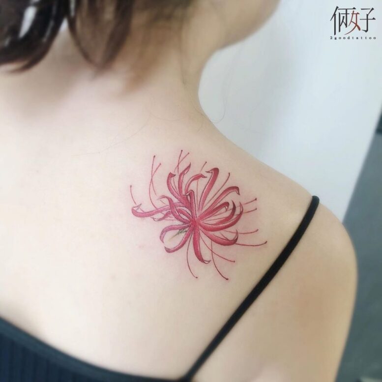 Xăm hoa bỉ ngạn ở chân