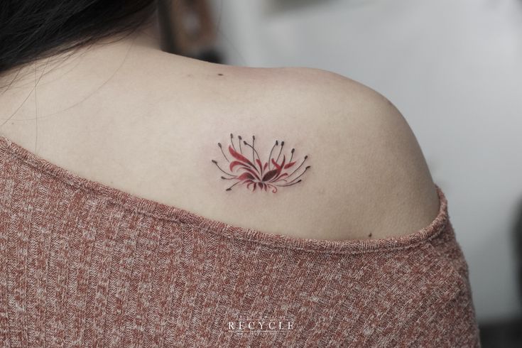 Xăm hoa bỉ ngạn ở ngực